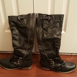 Carlos Santana black boots